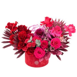 Cutie cu flori roșii și pink