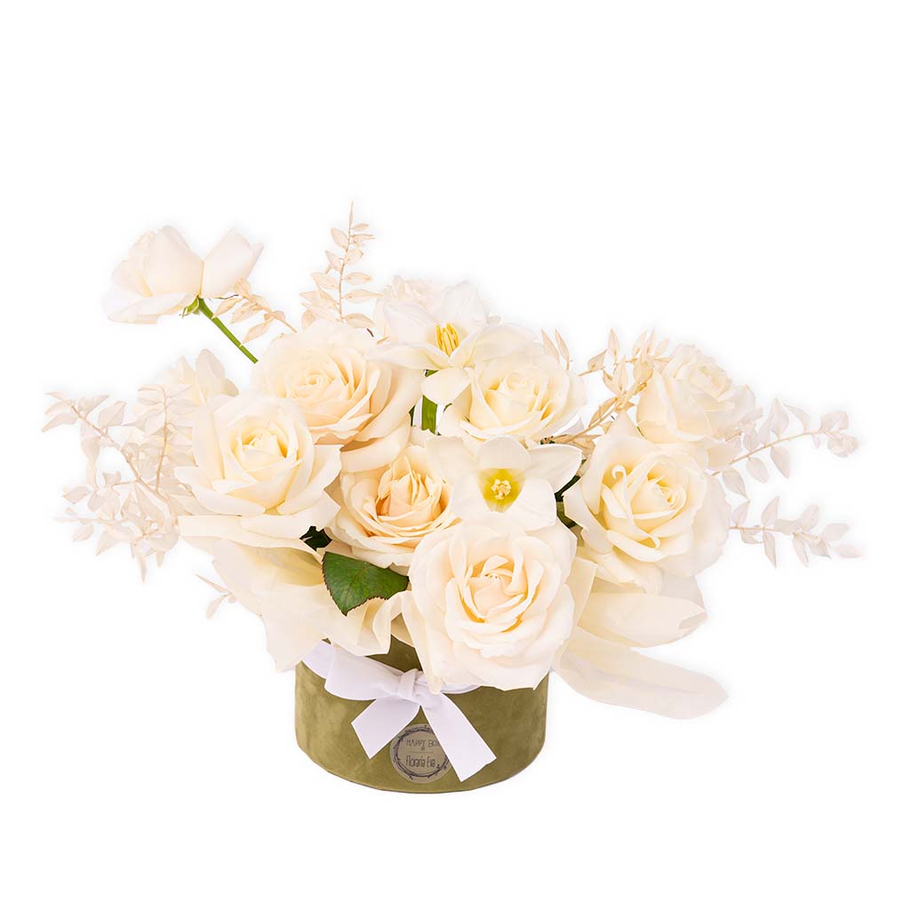 Cutie cu trandafiri albi